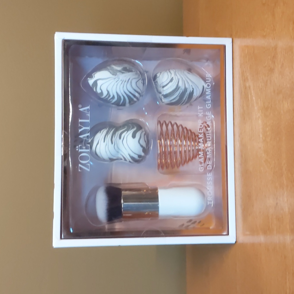 Zoe Alya Glam makeup kit white and grey